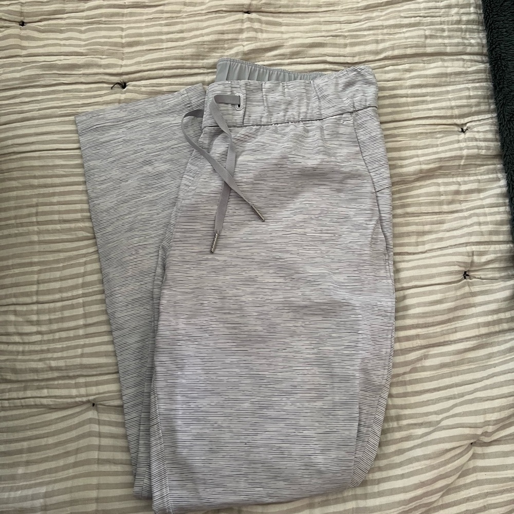 Lululemon on the fly 7/8 pant, size 8
